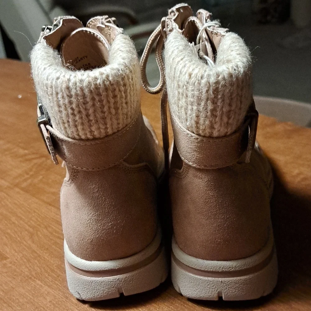FLASH SALE Cliffs boots6.5 but fit more like 6 Khols - Picture 5 of 8